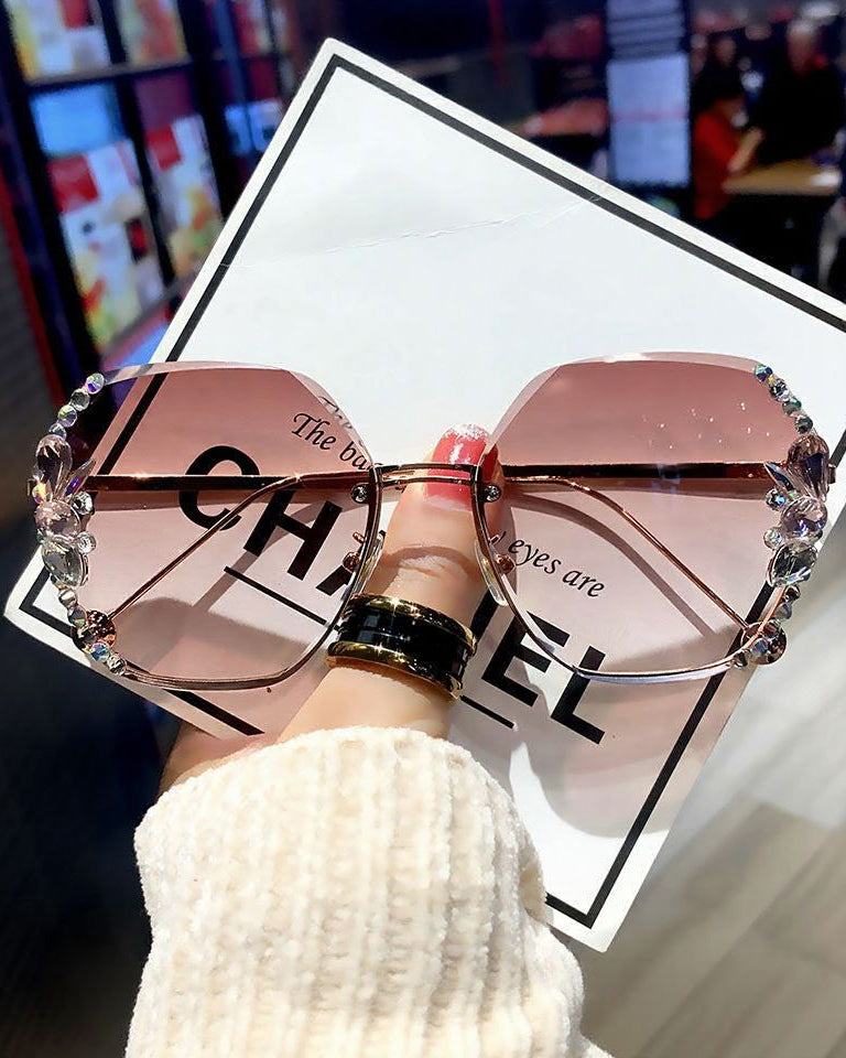 Trendy Rhinestone Oversized Lenses Face-Slimming Sunglasses
